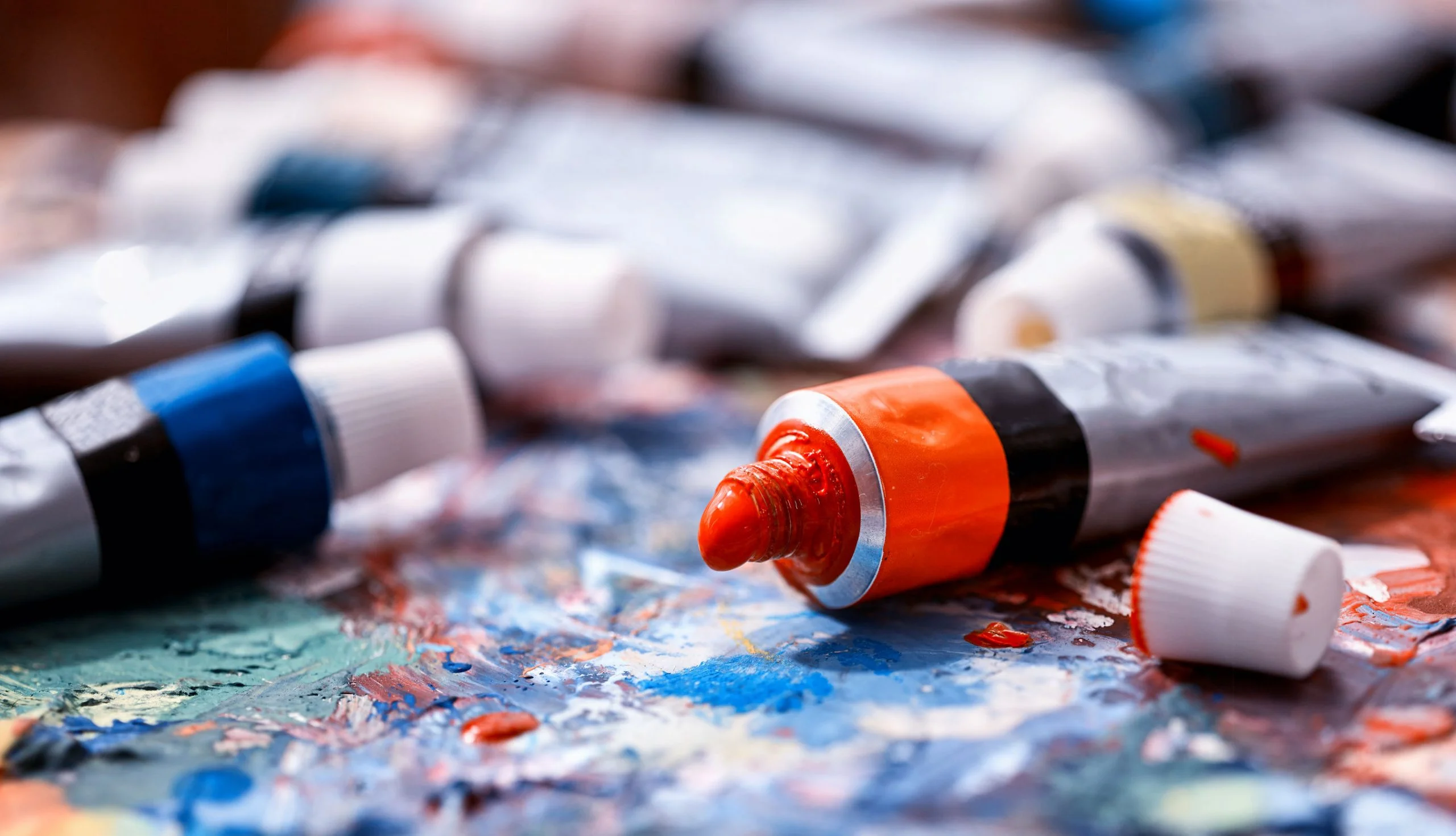 Descubre las diferencias entre pinturas a base de agua y óleo. Encuentra la mejor opción para tus proyectos. Ventajas, aplicaciones y más.